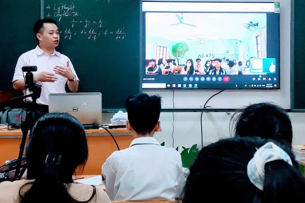 Trường THPT DTNT tỉnh Lạng Sơn mời giáo viên cốt cán các trường về giảng dạy cho thầy, trò nhà trường. Ảnh: NTCC