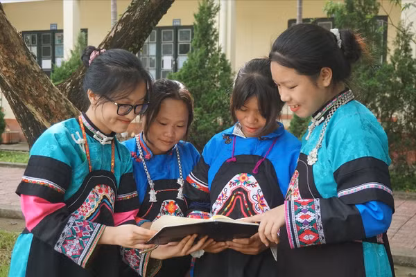 Học sinh dân tộc Bố Y học tập tại Trường THPT DTNT tỉnh Lào Cai. Ảnh minh họa: VGP