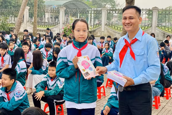 Học sinh Trường THCS Yên Trấn (xã Đức Thọ) trả lời câu hỏi Tìm hiểu về cuộc đời thân thế Tổng Bí thư Hà Huy Tập trong giờ ngoại khóa.