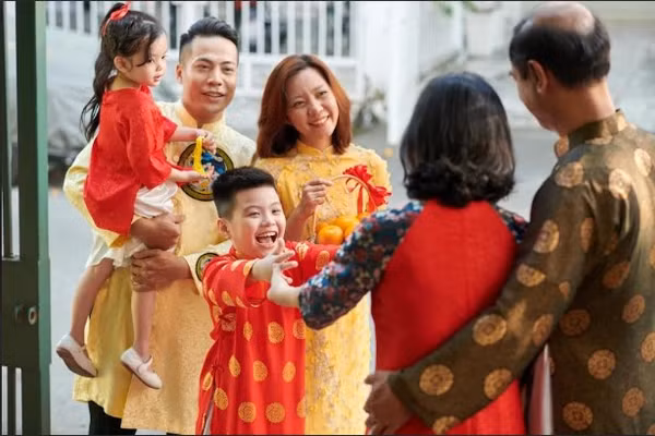 Kỳ nghỉ Tết Nguyên đán kéo dài khiến nhiều trẻ em thay đổi nhịp sinh hoạt so với ngày thường. Ảnh minh họa: ITN.