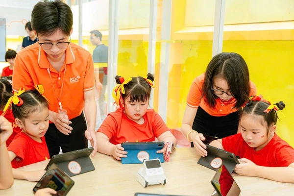 Học sinh Trường Tiểu học Nguyễn Bỉnh Khiêm (phường Sài Gòn, TPHCM) trải nghiệm phòng học Kỹ năng Công dân số.