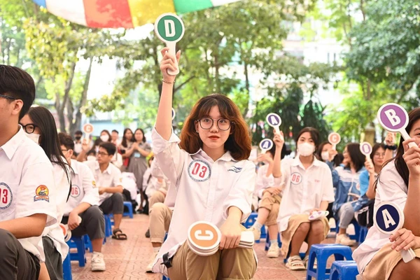 Hoạt động ngoại khóa thi tìm hiểu kiến thức pháp luật dành cho học sinh THPT. Ảnh: Trường THPT Nguyễn Bỉnh Khiêm (Hà Nội)