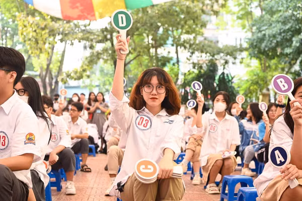 Hoạt động ngoại khóa thi tìm hiểu kiến thức pháp luật dành cho học sinh THPT. Ảnh: Trường THPT Nguyễn Bỉnh Khiêm (Hà Nội)