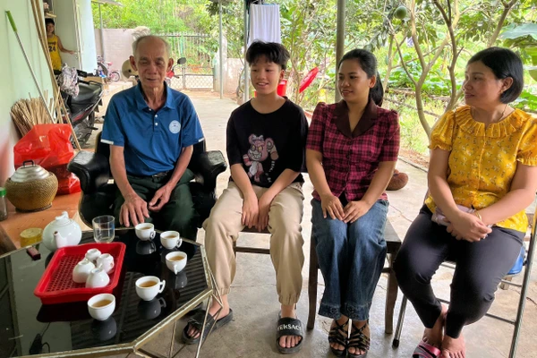 Cô Hồ Thị Bình (ngoài cùng bên phải) và cô Hoàng Thị Hương thăm, động viên ông cháu Ngọc Hân trong dịp hè.