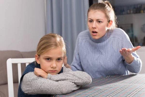 Khoảng cách thế hệ và sự thiếu hiểu biết về tâm lý tuổi dậy thì cũng là nguyên nhân làm gia tăng sự ngăn cách giữa cha mẹ và con cái. Ảnh: ITN.