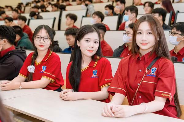 Sinh viên Trường Đại học Nguyễn Tất Thành (TPHCM). Ảnh: NTCC