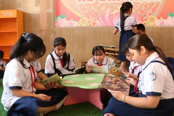 Học sinh Trường Tiểu học Nguyễn Văn Trỗi tại khu vực đọc sách sau khi kết thúc giờ học. Ảnh: TT