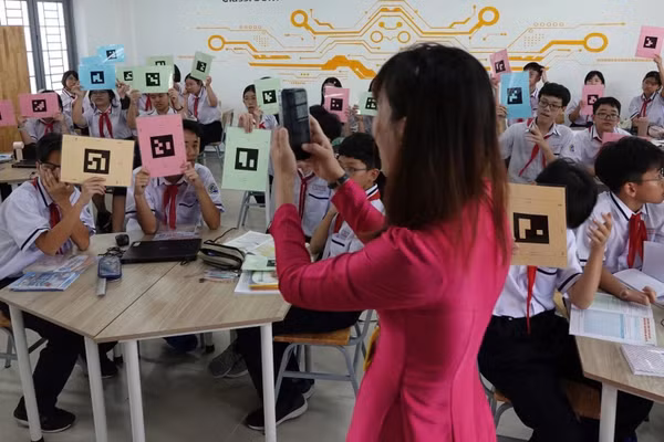 Một tiết học ứng dụng công nghệ chuyển đổi số, trí tuệ nhân tạo tại Trường THCS Mạc Đĩnh Chi (TPHCM). Ảnh minh họa: INT
