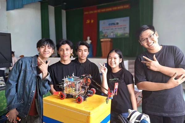 Sản phẩm của học sinh các trường THPT xã Bình Sơn (Quảng Ngãi) tham gia sân chơi STEM Robotics. Ảnh: NTCC