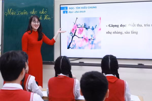 Cô, trò Trường THCS Chương Dương (Hồng Hà, Hà Nội) trong giờ học Ngữ văn. Ảnh: Đình Tuệ