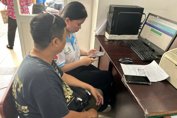 Sinh viên hỗ trợ người cao tuổi tại Quận 3, TPHCM các kỹ năng sử dụng điện thoại thông minh. Ảnh: Tiên Trinh
