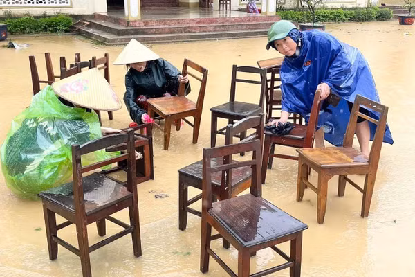 Giáo viên Trường Tiểu học Võ Liệt (Kim Bảng, Nghệ An) lau rửa bàn ghế chuẩn bị cơ sở vật chất để đón học sinh trở lại trường. Ảnh: NTCC
