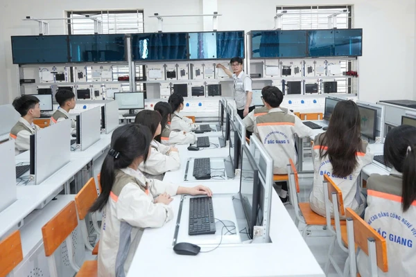 Sinh viên VKTech trong giờ học về Truyền thông công nghiệp. Ảnh: NTCC