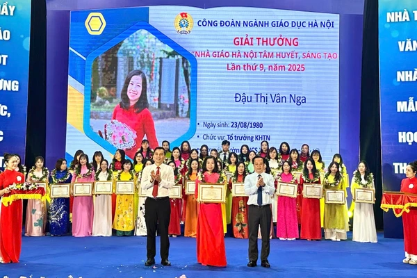 Cô Đậu Thị Vân Nga được vinh danh “Nhà giáo Hà Nội tâm huyết, sáng tạo năm 2025”. Ảnh: Đình Tuệ 