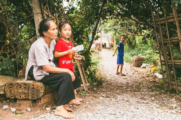 Niềm vui được gần gũi cháu chắt đi cùng không ít trách nhiệm đối với người cao tuổi trong những tháng hè. Ảnh minh họa: INT.