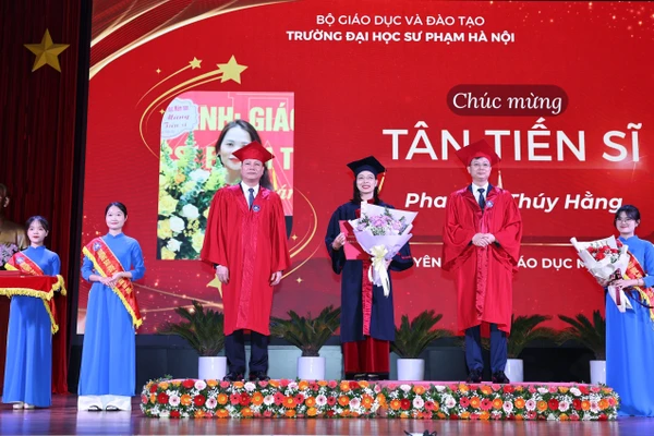 Tân tiến sĩ nhận bằng tốt nghiệp của Trường ĐH Sư phạm Hà Nội. Ảnh: Thanh Tùng