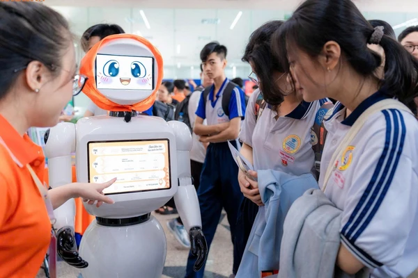 Học sinh THPT tham gia hoạt động trải nghiệm công nghệ tại Trường Đại học FPT Cần Thơ. Ảnh: TG