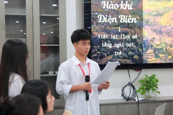 Học sinh Trường THCS&THPT Sư phạm (trực thuộc Trường ĐHSP Hà Nội 2) giới thiệu Dự án khởi nghiệp về Lịch sử dân tộc. Ảnh: NTCC