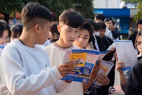 Học sinh trải nghiệm tại Ngày hội Tư vấn Tuyển sinh - Hướng nghiệp (Ngày Mở lần thứ 19 năm 2026) tại TPHCM. Ảnh: HCM-UTE