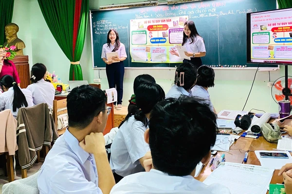 Cô Bùi Lê Trang Nhung và học sinh ứng dụng AI trong dạy học môn Ngữ văn. Ảnh: Nguyễn Dung