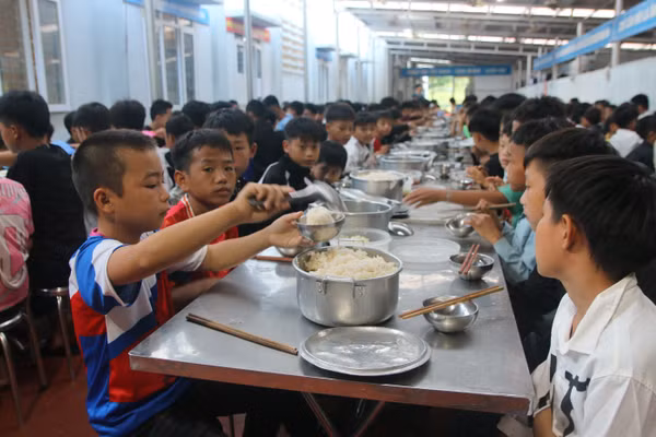 Bữa ăn bán trú của Trường PTDTBT THCS Huổi Luông, xã Phong Thổ (Lai Châu).