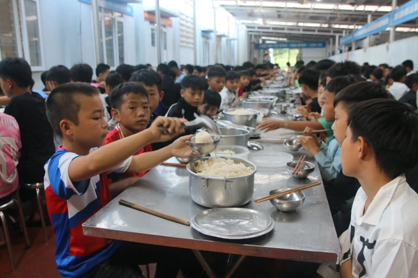 Bữa ăn bán trú của Trường PTDTBT THCS Huổi Luông, xã Phong Thổ (Lai Châu).