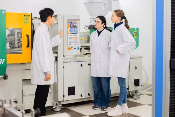Giảng viên ĐH Phenikaa và sinh viên đến từ CHLB Đức học tập, trao đổi tại trường. Ảnh: NTCC