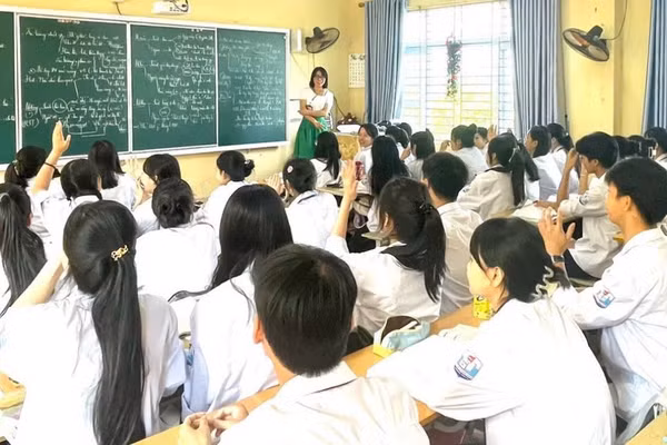 Cô Nguyễn Thị Giang Hương và học sinh trong giờ ôn tập trước Kỳ thi tốt nghiệp THPT năm 2026. Ảnh: NVCC