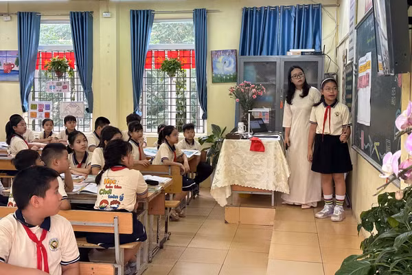 Học sinh Trường Tiểu học Chu Văn An (Đại Thanh, Hà Nội) trình bày ý kiến trong tiết học. Ảnh: NTCC