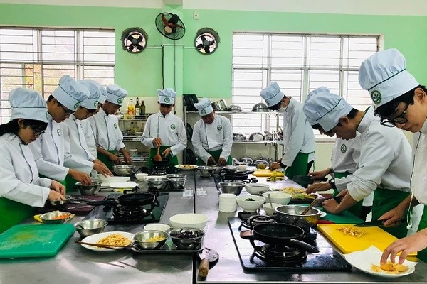 Buổi học nghề Kỹ thuật chế biến món ăn tại Trường Cao đẳng Lương thực - Thực phẩm (TPHCM).