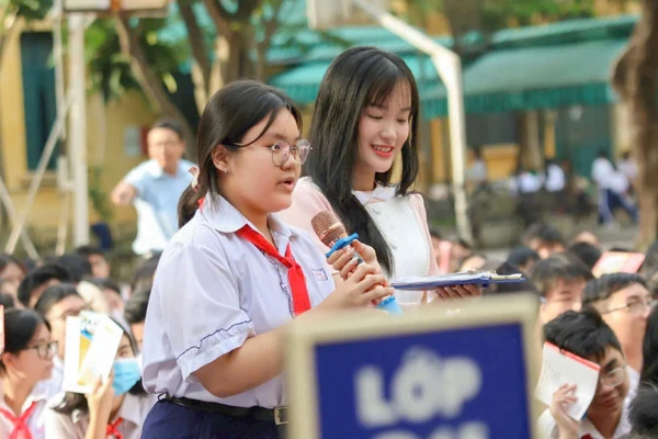 Học sinh Trường THCS Hồng Bàng (phường Chợ Lớn) đặt câu hỏi tại một buổi tư vấn tuyển sinh lớp 10. Ảnh: HK