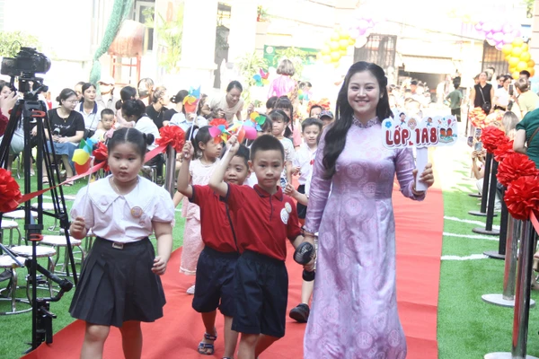 Cô, trò Trường Tiểu học Vĩnh Tuy (Vĩnh Hưng, Hà Nội). Ảnh: TG