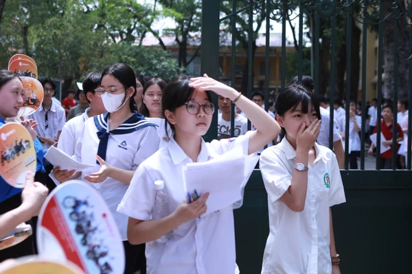 Thí sinh tham dự kỳ thi tuyển sinh vào lớp 10 THPT năm 2025 tại Hà Nội. Ảnh: Đình Tuệ