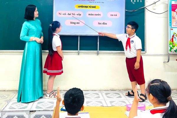 Tiết học “Luyện đọc từ khó” có chứa phụ âm L/N tại Trường Tiểu học Lê Hồng Phong (phường Thái Bình). Ảnh: NTCC