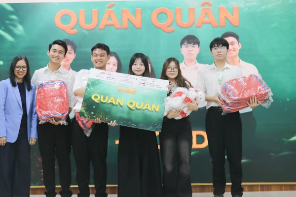Nhóm sinh viên giành giải Quán quân toàn quốc cuộc thi Thử thách Sáng tạo Xã hội Việt Nam VSIC 2025. Ảnh: NTCC