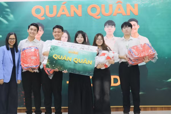 Nhóm sinh viên giành giải Quán quân toàn quốc cuộc thi Thử thách Sáng tạo Xã hội Việt Nam VSIC 2025. Ảnh: NTCC