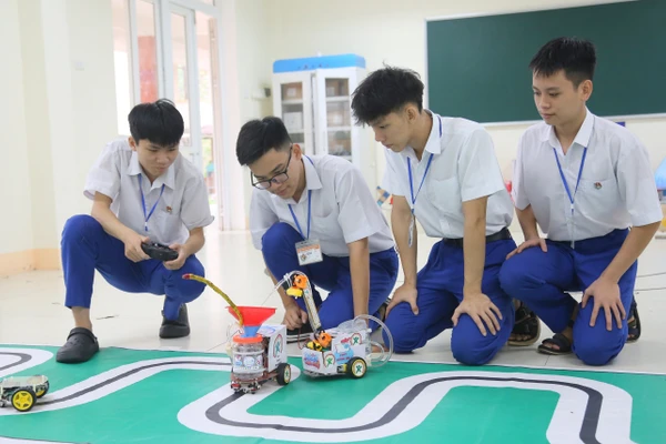 Nhóm xây dựng 2 phiên bản robot, gồm robot cầm tay với tính năng điều khiển từ xa.