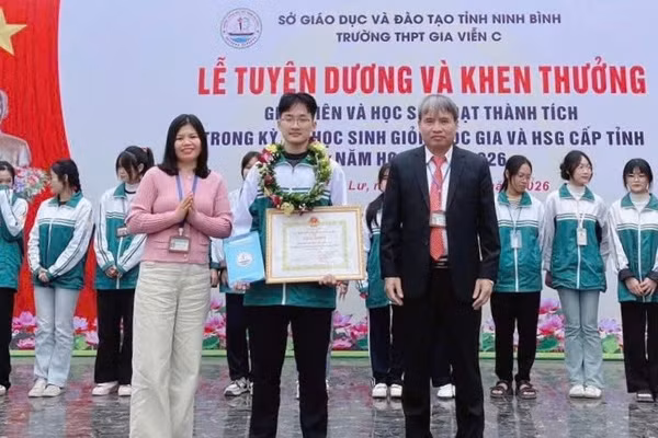 Em Đinh Bảo Đức được lãnh đạo Trường THPT Gia Viễn C khen thưởng. Ảnh: NVCC