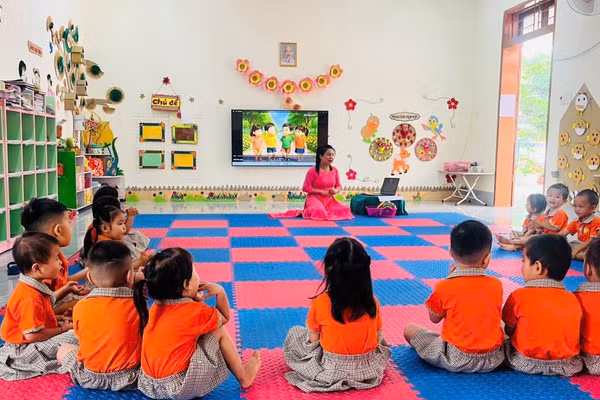 Cô, trò Trường Mầm non Sao Mai (Chiềng Sinh, Sơn La) trong một giờ học trên lớp. Ảnh: NVCC