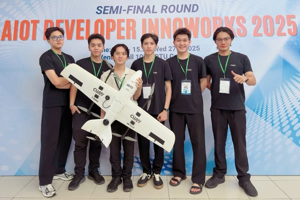 Các thành viên nhóm giới thiệu sản phẩm tại cuộc thi Phát triển Ứng dụng AIoT Developer InnoWorks 2025. Ảnh: Hà An