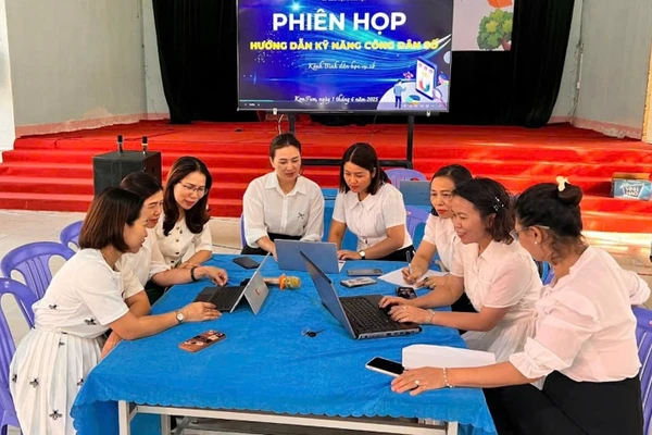 Tổ biên soạn chương trình “Bình dân học vụ” thực hiện hơn 100 video bài giảng hỗ trợ cho các lớp xóa mù chữ.