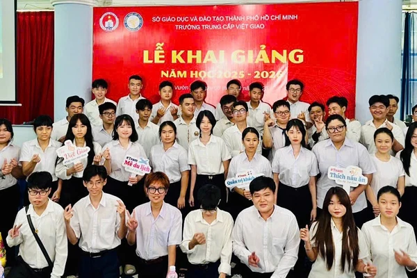 Thầy, trò Trường Trung cấp Việt Giao chào đón năm học mới 2025 - 2026. Ảnh: NTCC 
