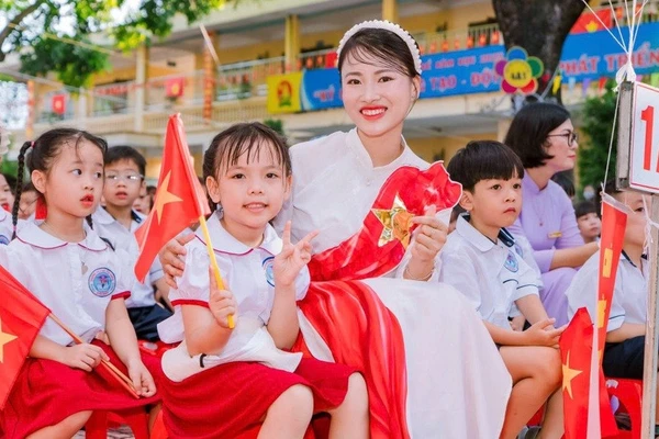 Cô và trò lớp 1 Trường Tiểu học Yên Nghĩa, phường Yên Nghĩa (Hà Nội) trong ngày khai giảng năm học 2025-2026. Ảnh: Đình Tuệ