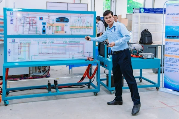 ThS Nguyễn Vĩnh Hiệp bên mô hình ô tô điện tại Hội thi “Thiết bị đào tạo tự làm TPHCM”. Ảnh: NTCC