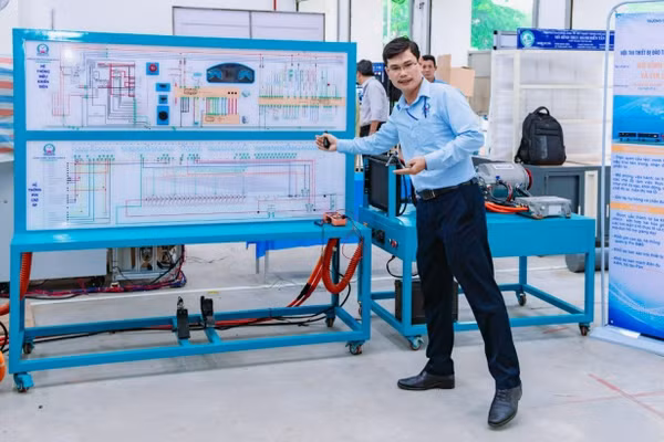 ThS Nguyễn Vĩnh Hiệp bên mô hình ô tô điện tại Hội thi “Thiết bị đào tạo tự làm TPHCM”. Ảnh: NTCC