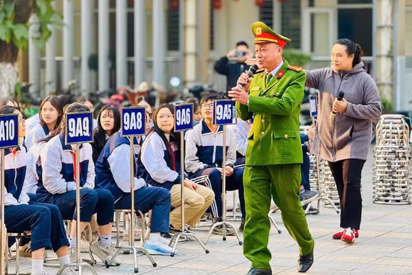 Giờ sinh hoạt ngoại khóa của học sinh Trường THCS Lĩnh Nam (phường Vĩnh Hưng, Hà Nội)