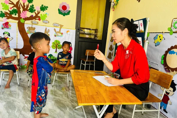Những đứa trẻ 3 tuổi đã sớm được học tiếng Kinh.