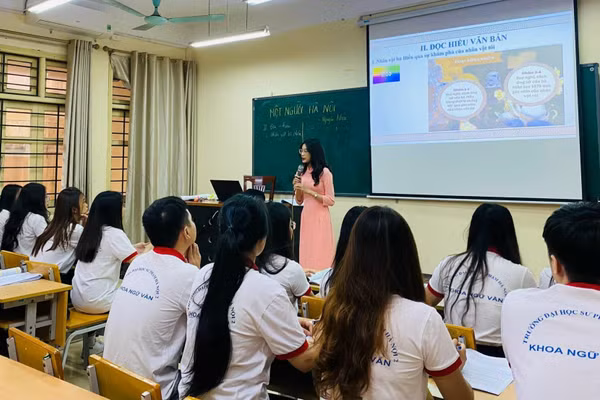 Sinh viên Trường Đại học Sư phạm Hà Nội 2 ứng dụng công nghệ thông tin trong thực hành giảng dạy. Ảnh: NTCC