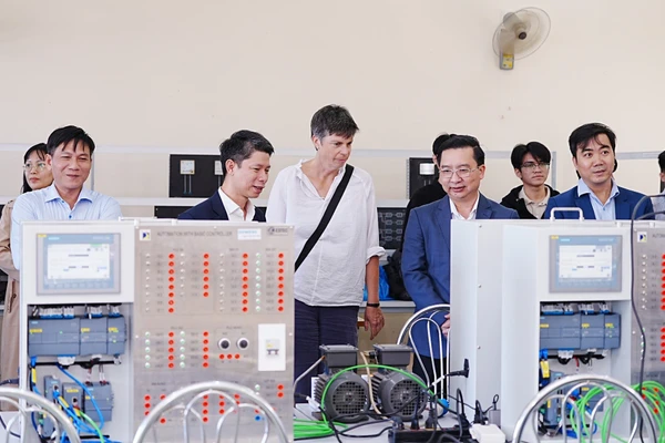 Trường Đại học Bách khoa (Đại học Đà Nẵng) tiếp nhận phòng Lab công nghiệp 4.0 do doanh nghiệp tài trợ. Ảnh: NTCC