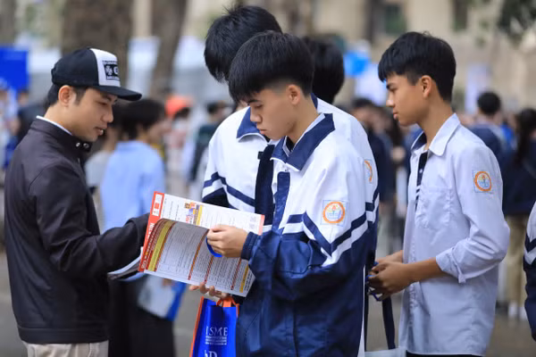 Thí sinh tìm hiểu thông tin tại Ngày hội tư vấn tuyển sinh, hướng nghiệp năm 2026. Ảnh: Nam Trần